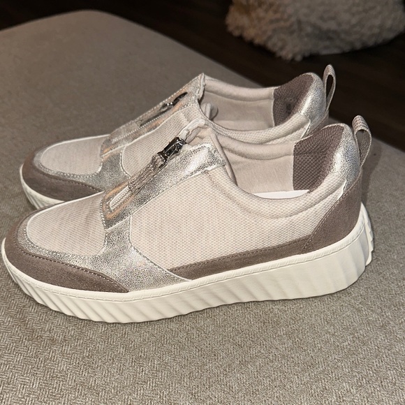 Bzees Women's Athletic Shoes in Cream and Silver NWOT - Picture 3 of 7